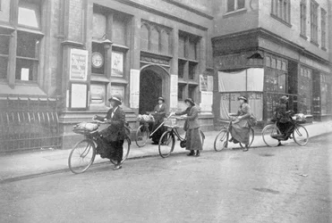 Donne che lavorano come postini, fotografie dell